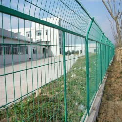 河北安平 护栏网专业生产 规格护栏网C型柱护栏网